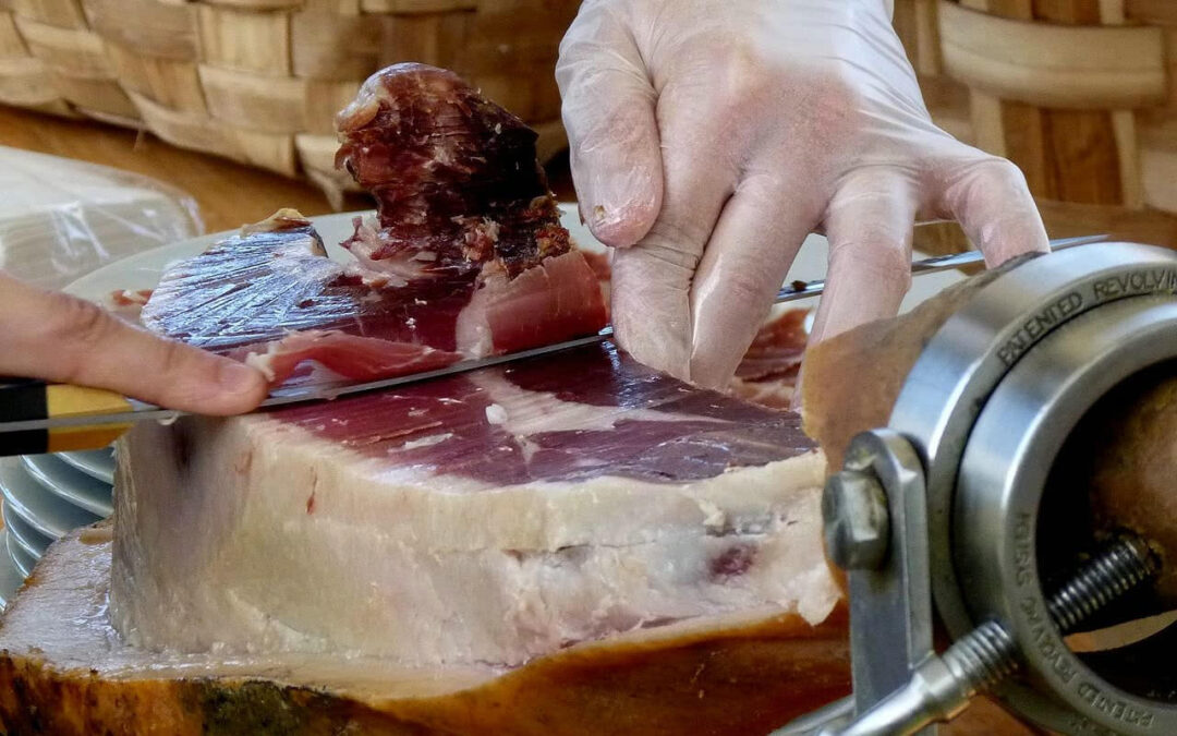 Trabajadora jamonería en Pamplona (Navarra)